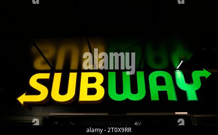 Logo SUBWAY, fast food, catena di fast food, ristorante, scritta al neon, Stoccarda, Baden-Wuerttemberg, Germania Foto Stock