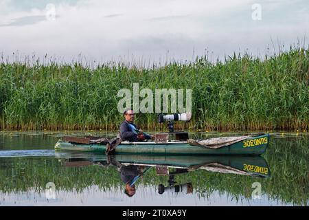 Fotografo del parco naturale in kayak sul fiume Trebel al lavoro, Naturpark Flusslandschaft Peenetal, Meclemburgo-Pomerania occidentale, Germania Foto Stock