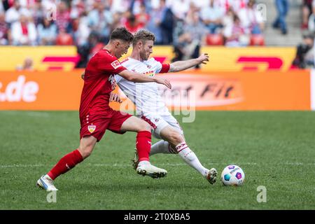 Köln, RheinEnergieStadion, 30.09.23: Angelo Stiller (Stoccarda) (L) gegen Florian Kainz (Köln) beim 1. Bundesliga Spiel 1.FC Köln vs. VFB Stoccarda. Foto Stock