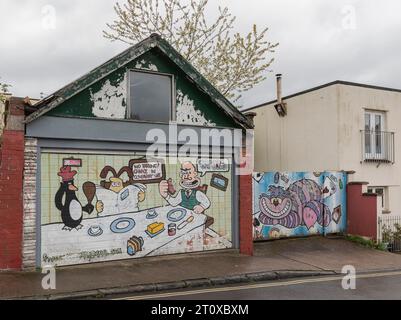 Bristol, Regno Unito - 17 aprile 2023 - porta del garage dipinta con diposizioni di Wallace e Gromit seduti alla colazione Foto Stock