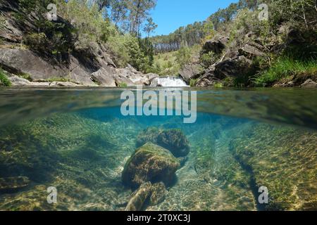 Cascata su un fiume selvaggio con acqua limpida, scenario naturale, vista su due livelli sopra e sotto la superficie dell'acqua, Spagna, Galizia, provincia di Pontevedra Foto Stock