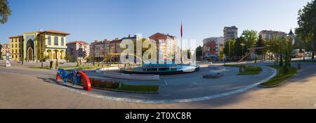 Kutahya, Turchia. 25 settembre 2023. Il famoso simbolo della statua del vaso della città di Kütahya, la torre dell'orologio e l'edificio storico del governatorato. Foto Stock