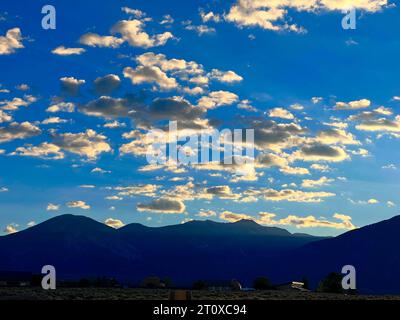 Daybreak sulle montagne di Sangre de Christo nel New Mexico Foto Stock