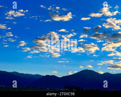 Daybreak sulle montagne di Sangre de Christo nel New Mexico Foto Stock