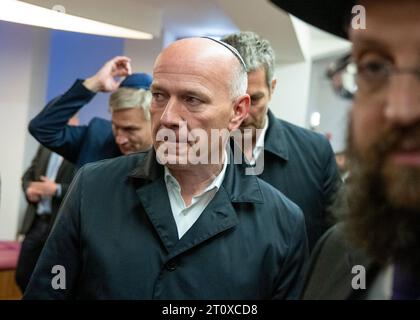 Berlino, Germania. 9 ottobre 2023. Kai Wegner (CDU), sindaco di Berlino, viene alla sinagoga di Münstersche Straße per una preghiera di memoria e solidarietà per Israele. Crediti: Monika Skolimowska/dpa/Alamy Live News Foto Stock