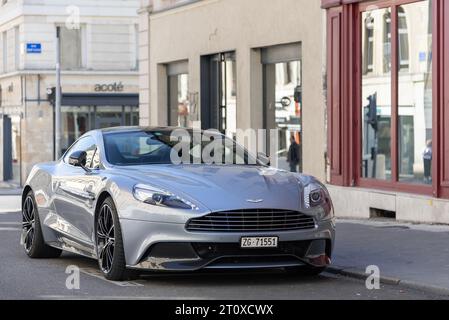 Grey Aston Martin Vanquish parcheggiato in una strada Foto Stock