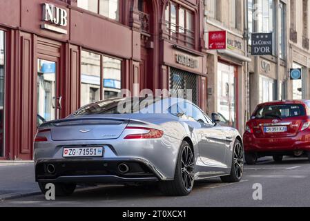 Grey Aston Martin Vanquish parcheggiato in una strada Foto Stock