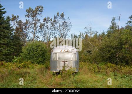 Vecchio camper Airstream abbandonato in un campo Foto Stock