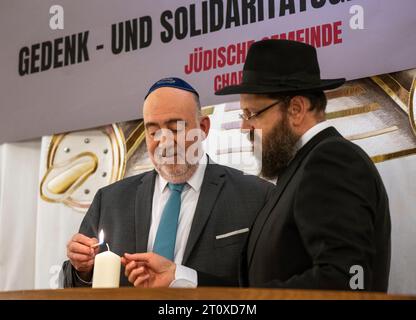 Berlino, Germania. 9 ottobre 2023. Ron Prosor (l), ambasciatore di Israele in Germania, e Rabbi Yehuda Teichtal accendono una candela insieme nella sinagoga di Münstersche Strasse. Crediti: Monika Skolimowska/dpa/Alamy Live News Foto Stock