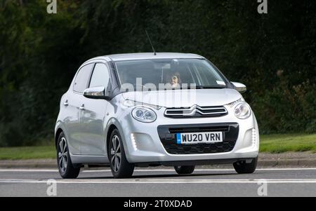 Bicester, Oxon., UK - 8 ottobre 2023: 2020 CITROEN C1auto d'epoca su una strada di campagna inglese. Foto Stock