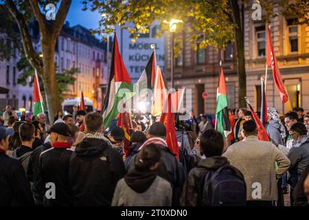 Duisburg, Germania. 9 ottobre 2023. La gente sventola le bandiere palestinesi durante una manifestazione pro-palestinese in Piazza Ponte. Credito: Christoph Reichwein/dpa/Alamy Live News Foto Stock