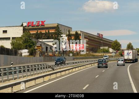 Abrera, Spagna - 15 maggio 2023: Negozio di materassi Flex, cartello con logo sulla facciata. Foto Stock