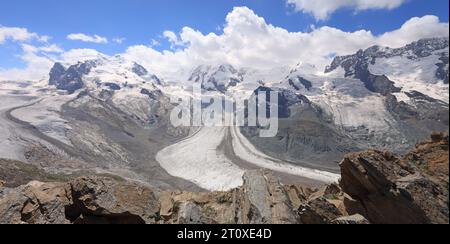 Vista aerea del ghiacciaio Gorner e della vetta del Monte Rosa in Svizzera con una cresta rocciosa in primo piano Foto Stock