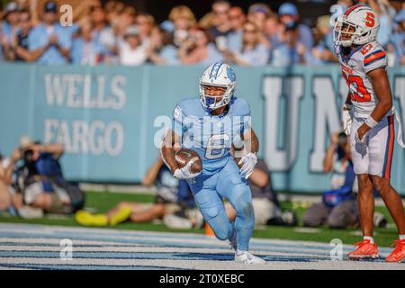 Chapel Hill, NC USA: Il quarterback dei North Carolina Tar Heels Drake Maye (10) corre con la palla durante una partita NCAA contro i Syracuse Orange a Kenan Foto Stock