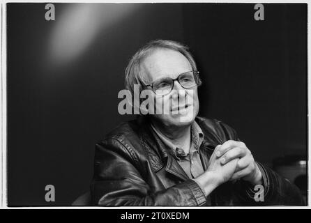 KEN LOACH, DIRECTOR, 1998: Il regista Ken Loach ad un Film Festival di Cardiff, Galles, Regno Unito, per promuovere il suo film My Name Is Joe nell'agosto 1998. Foto: Rob Watkins. INFO: Ken Loach, un prolifico regista britannico, è celebrato per i suoi film socialmente consapevoli e politicamente carichi. Con una carriera che dura decenni, le sue opere come "Kes", "The Wind That Shakes the Barley" e "i, Daniel Blake" illuminano le questioni sociali, guadagnandosi numerosi premi e riconoscimenti internazionali. Foto Stock