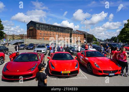 Liepaja, Lettonia- 20 luglio 2023: Evento europeo per i proprietari di auto Ferrari e mostra pubblica, vista frontale Ferrari 488 GTB, 458 Italia e 599 GTB Fiorano Foto Stock