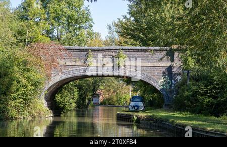 Il Grand Union Canal, Milton Keynes. Blue Bridge n.. 82 che porta il traffico pedonale sul canale Foto Stock