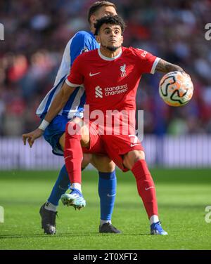 Brighton, Regno Unito. 8 ottobre 2023 - Brighton & Hove Albion / Liverpool - Premier League - Amex Stadium. Luis Diaz del Liverpool durante la partita di Premier League contro il Brighton. Credito immagine: Mark Pain / Alamy Live News Foto Stock