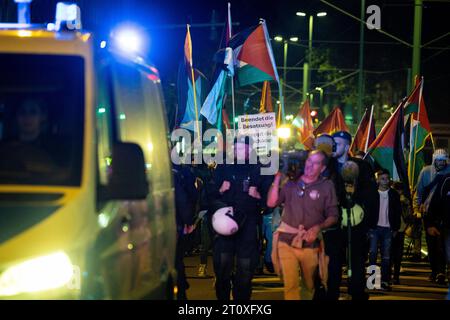 Duisburg, Germania. 9 ottobre 2023. I partecipanti marciano per circa un chilometro attraverso il quartiere di Hochfeld portando bandiere palestinesi dopo una manifestazione pro-palestinese. Credito: Christoph Reichwein/dpa/Alamy Live News Foto Stock