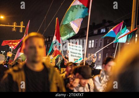 Duisburg, Germania. 9 ottobre 2023. "Porre fine all'occupazione - fermare il blocco", leggeva uno striscione di un manifestante dopo una manifestazione pro-palestinese. Dopo la manifestazione, i partecipanti marciarono per circa un chilometro attraverso il quartiere di Hochfeld, sventolando bandiere palestinesi. Credito: Christoph Reichwein/dpa/Alamy Live News Foto Stock