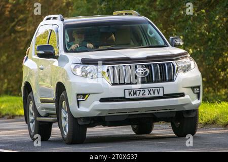 Milton Keynes, Regno Unito - 26 settembre 2023: 2023 auto Toyota Land Cruiser bianca che guida su una strada inglese Foto Stock