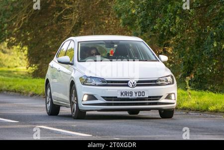 Milton Keynes, Regno Unito - 26 settembre 2023: 2019 auto bianca VOLKSWAGEN POLO che guida su una strada inglese Foto Stock