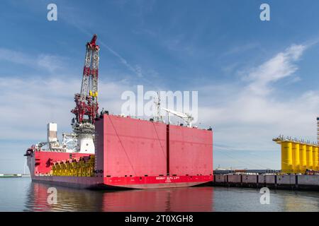 Rotterdam, Paesi Bassi-16 settembre 2023; nave gru pesante Seaway Alfa Lift per la costruzione offshore nel sito di produzione di tubolari d'acciaio Foto Stock