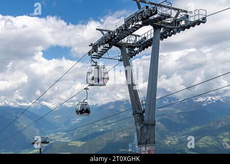 Plan de Corones, Italia - 14 giugno 2023; vista dalla cima del Plan de Corones con la funivia di fronte e circondata da nuvole bianche ad alta quota e V Foto Stock