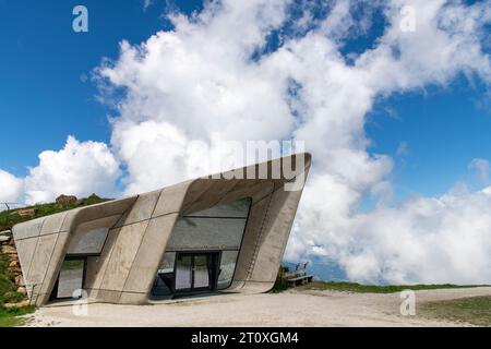 Plan de Corones, Italia - 14 giugno 2023; ingresso al Museo del Monte Messner sulla cima del Plan de Corones a un'altitudine di 2.275 metri sul livello del mare Foto Stock