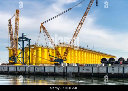 Rotterdam, Paesi Bassi-16 settembre 2023; cantiere della società SIF, un produttore di tubi in acciaio per fondazioni offshore per parchi eolici W Foto Stock