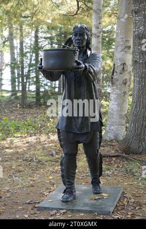 Statua di bronzo sul sentiero interpretativo che si affaccia sull'isola di St Croix, Maine Foto Stock