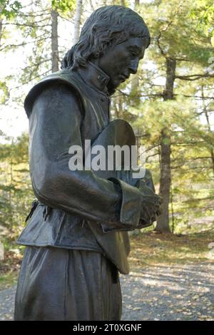 Statua di bronzo sul sentiero interpretativo che si affaccia sull'isola di St Croix, Maine Foto Stock