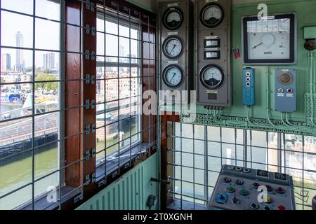 Rotterdam, Paesi Bassi-10 settembre 2023; sala di controllo del ponte ferroviario a sollevamento verticale De Hef (l'ascensore) ufficialmente Koningshaven Bridge con Foto Stock