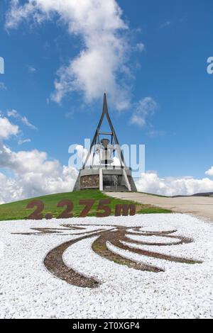 Plan de Corones, Italia - 14 giugno 2023; veduta da angelo basso della campana della pace della Concordia 2000 con piattaforma di osservazione sulla vetta del Plan de Corones in quota Foto Stock