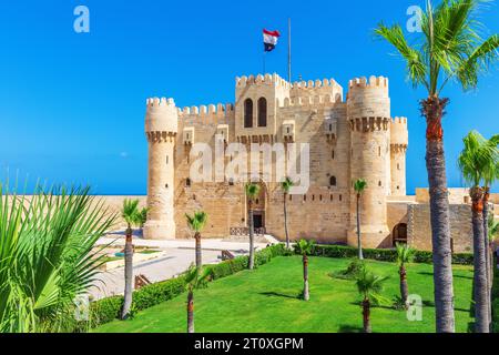 Forte di Qaitbay, fortezza costruita sul luogo del famoso faro di Alessandria, Egitto Foto Stock