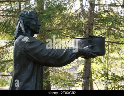 Statua di bronzo sul sentiero interpretativo che si affaccia sull'isola di St Croix, Maine Foto Stock