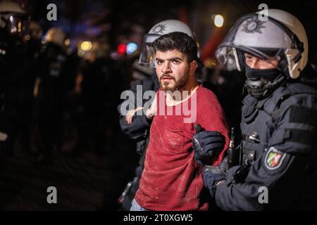 Duisburg, Germania. 9 ottobre 2023. Gli agenti di polizia arrestano un uomo dopo una rivolta in un raduno pro-palestinese. Credito: Christoph Reichwein/dpa/Alamy Live News Foto Stock