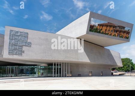 Roma, Italia-10 giugno 2023; la facciata del MAXXI museo nazionale di arte e architettura contemporanea del XXI secolo, edificio progettato da Zaha Hadid, riflette Foto Stock