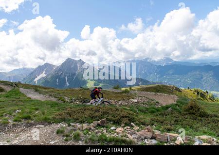 Plan de Corones, Italia - 14 giugno 2023; ciclismo fuoristrada in mountain bike sulla cima del Plan de Corones a un'altitudine di 2.275 metri sul livello del mare con Foto Stock