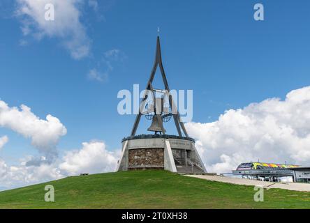 Plan de Corones, Italia - 14 giugno 2023; veduta da angelo basso della campana della pace della Concordia 2000 con piattaforma di osservazione sulla vetta del Plan de Corones in quota Foto Stock