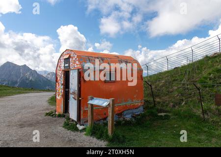 Plan de Corones, Italia - 14 giugno 2023; cabina originale di Reinhold Messner al Messner Mountain Museum sulla cima del Plan de Corones all'altezza di 2,27 Foto Stock