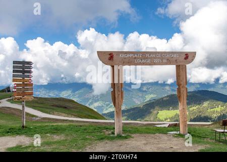 Riscone, Plan de Corones, Italia-14 giugno 2023; indicazioni direzionali e segnaletica del Plan de Corones nelle Dolomiti, alto Adige, Italia settentrionale, con una somma Foto Stock