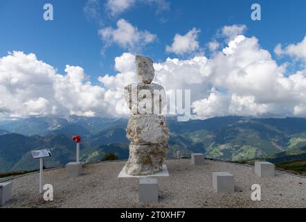 Plan de Corones, Italia-14 giugno 2023; scultura in pietra Steinmann di 4 blocchi di pietra dolomitica cristallina di Helmut Pizzinini sulla sommità del Plan de Corones Foto Stock