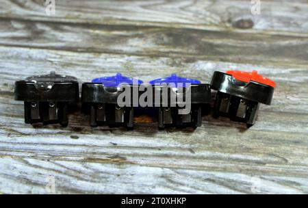 temperamatite manuale, puntatore, parer o topper, uno strumento per affilare il punto di scrittura di una matita rasandone la superficie usurata, i resti dopo Foto Stock