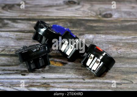 temperamatite manuale, puntatore, parer o topper, uno strumento per affilare il punto di scrittura di una matita rasandone la superficie usurata, i resti dopo Foto Stock