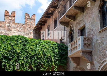 Verona, Italia-12 giugno 2023; balcone in pietra della Casa di Giulietta in stile gotico, che si dice abbia ispirato William Shakespeare per la sua tragica commedia Romeo and Foto Stock