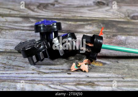 temperamatite manuale, puntatore, parer o topper, uno strumento per affilare il punto di scrittura di una matita rasandone la superficie usurata, i resti dopo Foto Stock