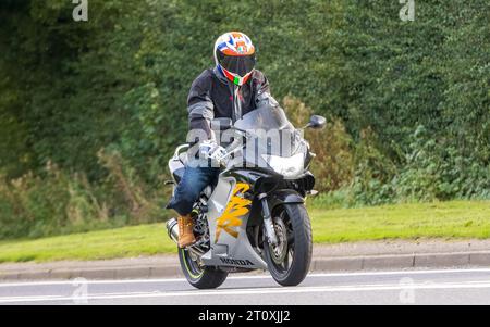 Bicester, Oxon., UK - 8 ottobre 2023: 1999 moto HONDA CBR600 su una strada di campagna inglese. Foto Stock