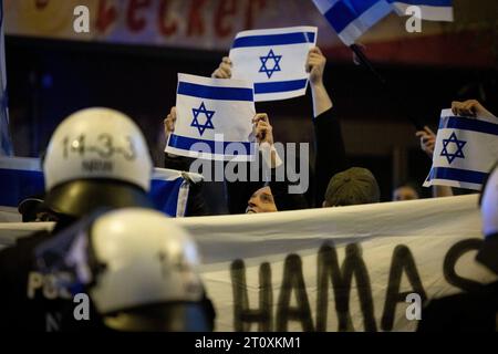 Duisburg, Germania. 9 ottobre 2023. I contro-manifestanti mostrano bandiere israeliane e uno striscione con la scritta "abbattuto con Hamas” al punto finale di una manifestazione pro-palestinese a Brückenplatz. Credito: Christoph Reichwein/dpa/Alamy Live News Foto Stock