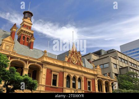 Sito patrimonio dell'umanità del 985, ex stazione dei vigili del fuoco di Eastern Hill sulla Victoria Parade, costruita nel 1893 d.C. in stile Queen Anne. Melbourne-Australia. Foto Stock